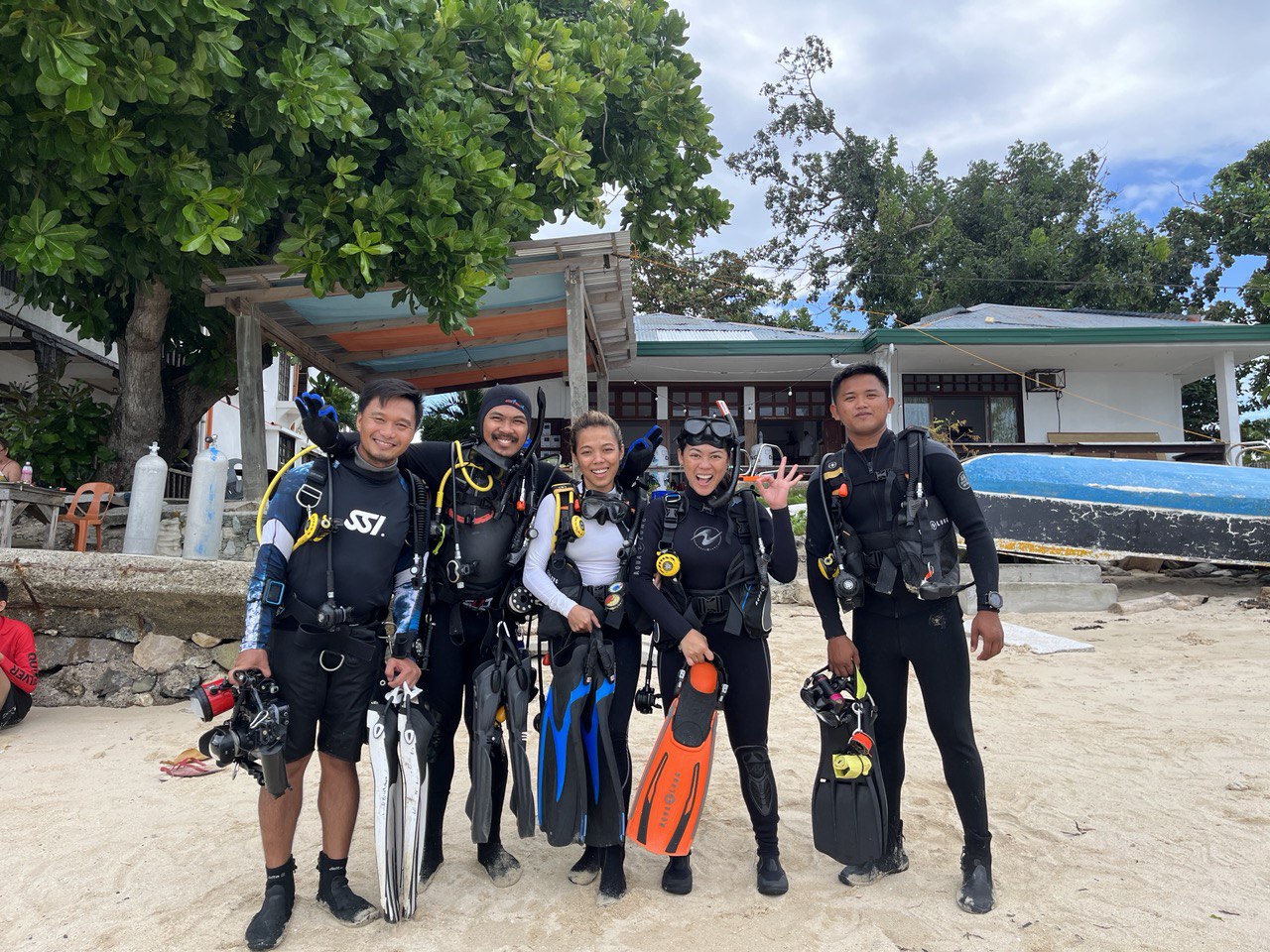 5 people taking àpicture with their scuba gears